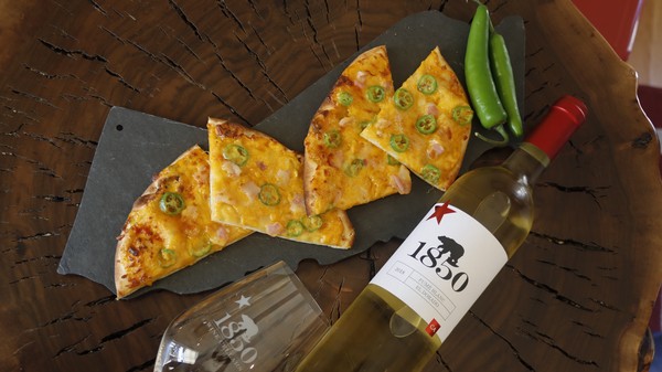Fume Blanc and Queso Flatbread at 1850 Wine Cellars